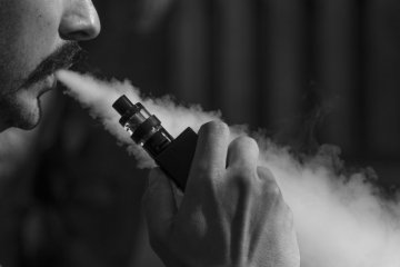 Jak moc škodí elektronická cigareta bez nikotinu
